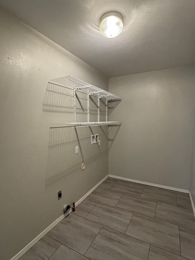 Building Photo - 423 Larkway
