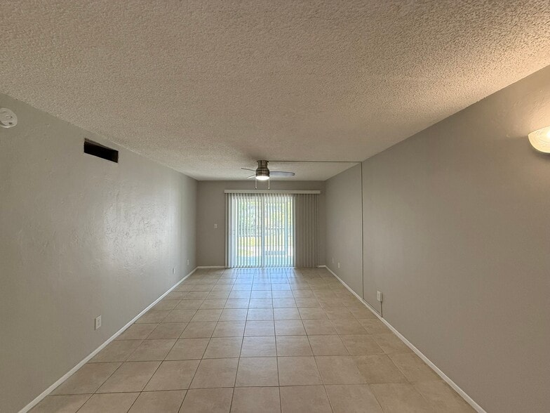 Building Photo - 2 Bed/1 Bath - Unit C3