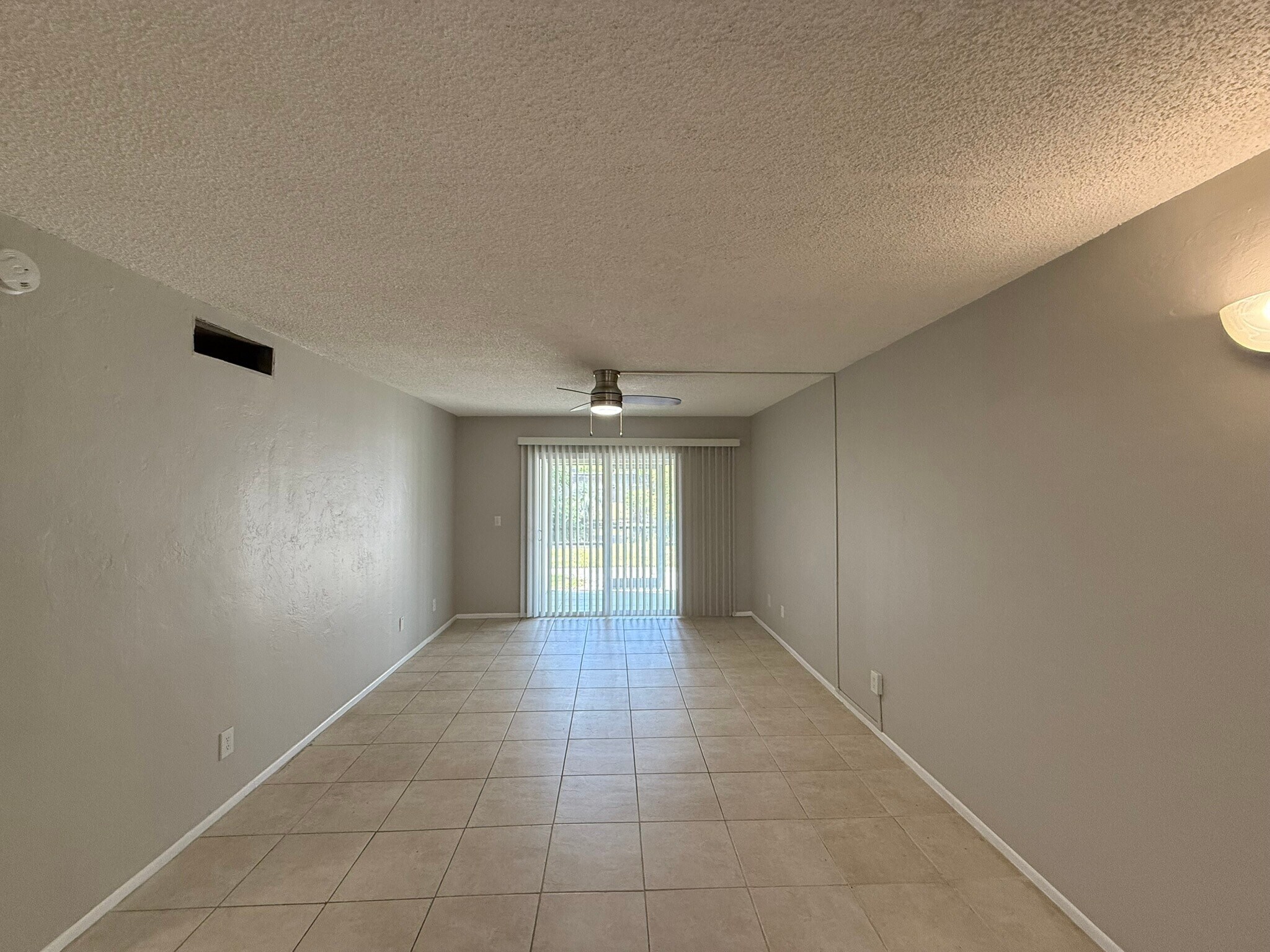 Building Photo - 2 Bed/1 Bath - Unit C3