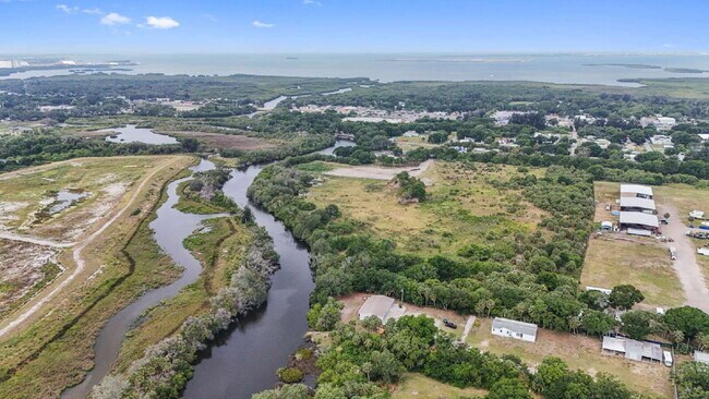 Building Photo - "Spacious 4-Bedroom Retreat with 3400 Sq Ft of Comfort in Gibsonton, FL!"