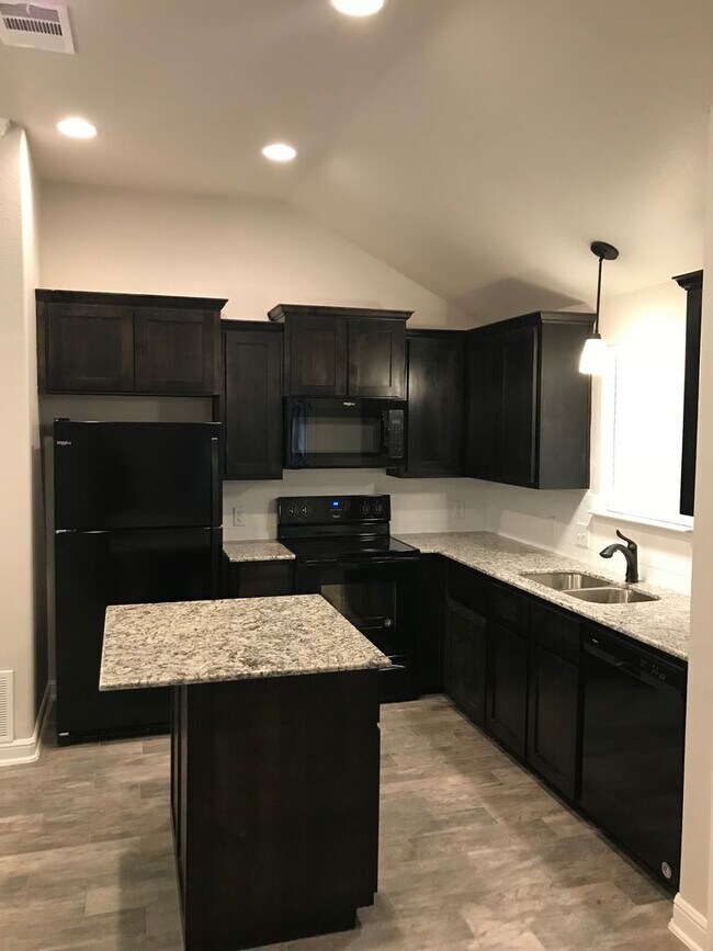Building Photo - Charming 2 Bed / 2 Bath Duplex in Trimmier...