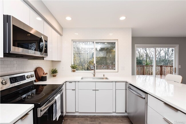 Building Photo - Remodeled Home in Mukilteo!