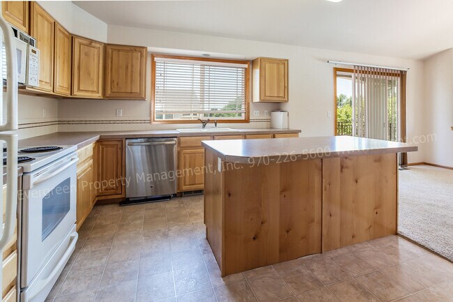 Building Photo - Fantastic 3 Bedroom, 2 bath Condo in SE Fo...