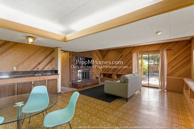 Building Photo - Mid-Century Modern Three Bedroom in Happy Valley!