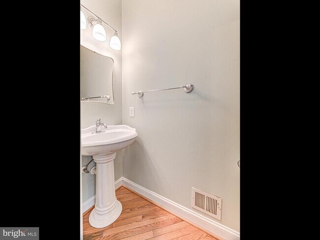 Building Photo - 817 Santmyer Dr SE