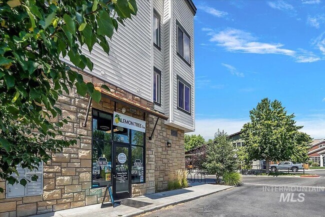 Building Photo - Charming 3 bedroom 2.5 bathroom in Desirable Area!