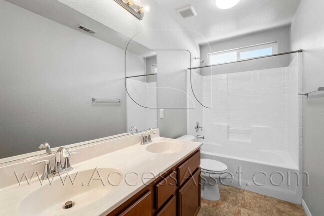 Building Photo - Spacious 4 Bed + Loft Home with 3-Car Garage in Lake Elsinore