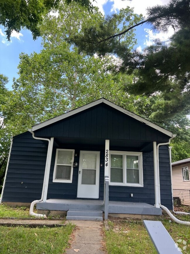 Building Photo - A beautiful newly renovated 3 Bed, 1 full ...
