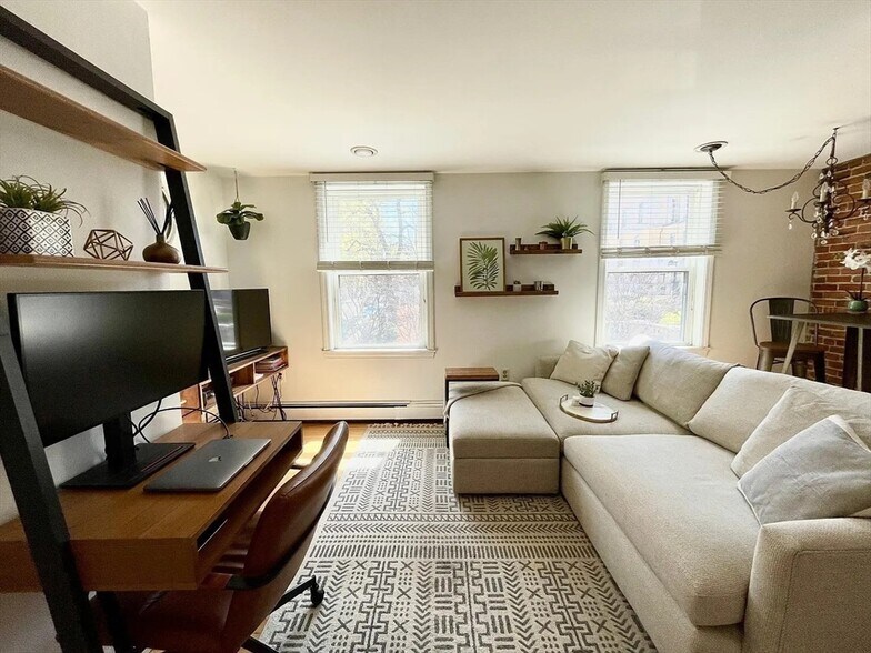 Building Photo - 10 Derne St