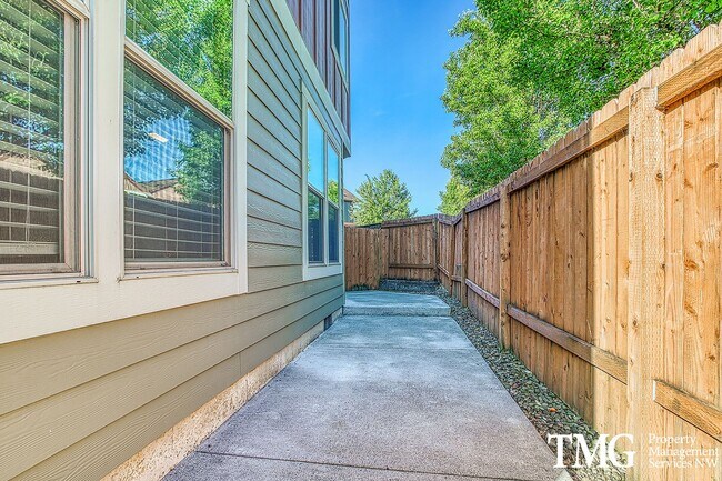 Building Photo - Contemporary 3 Bed 2.5 Bath Style Home in ...