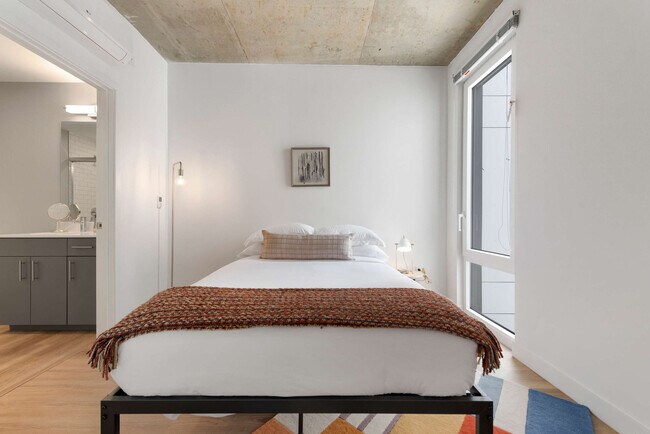 Building Photo - 853 W Blackhawk St