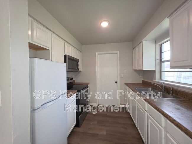 Building Photo - 1030 Pine Valley Ln