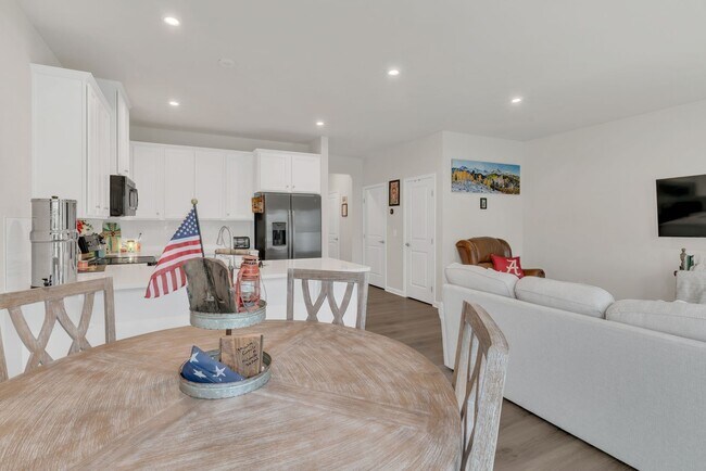 Building Photo - Beautiful Townhome!! Great Location!!