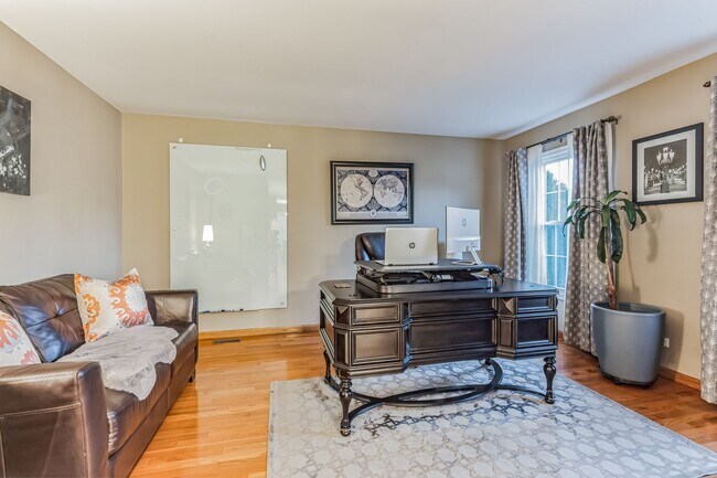 Building Photo - Fully Furnished 4 Bedroom 2.5 bathroom home in Bloomingdale