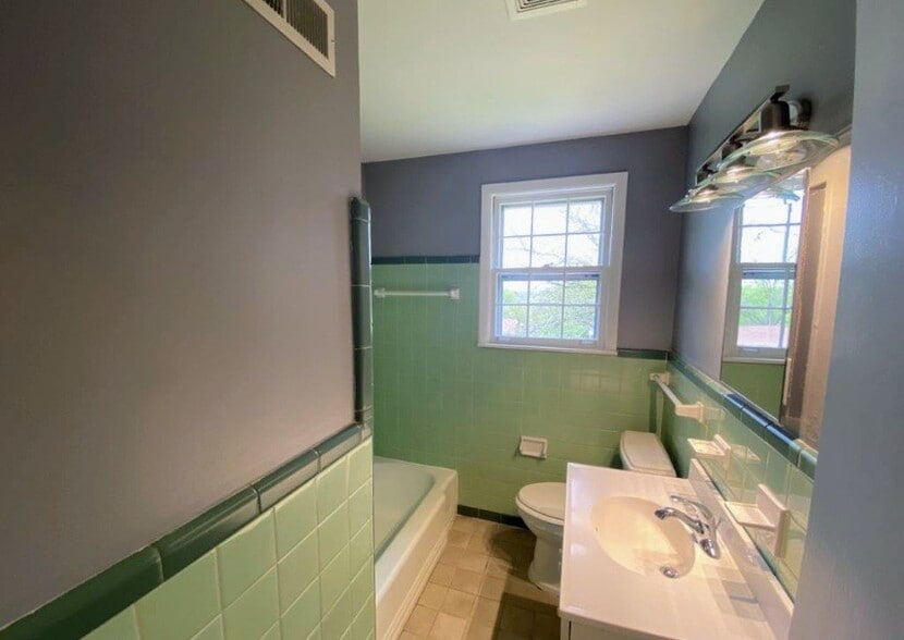 Building Photo - 218 Walcott Dr