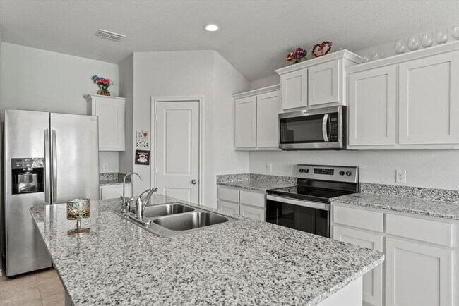 Building Photo - Move-In Ready 3BR/2BA Home with Garage & Private Fenced Yard!