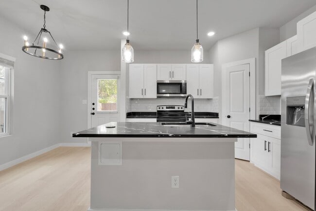 Building Photo - 521 Dakota St