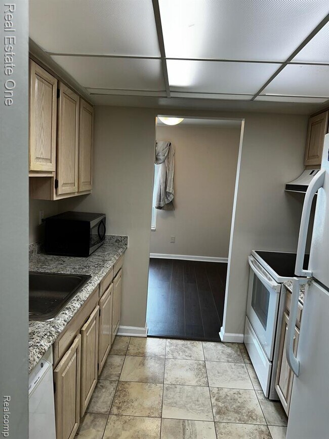Building Photo - 780 E Fox Hills Dr