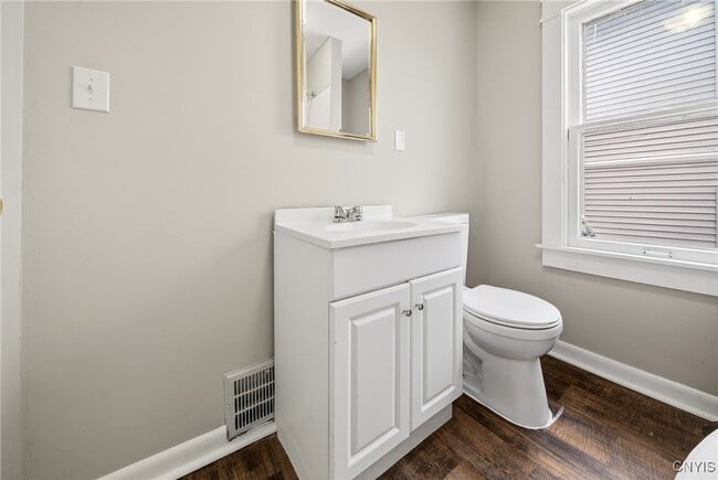 Building Photo - 162 Reed Ave