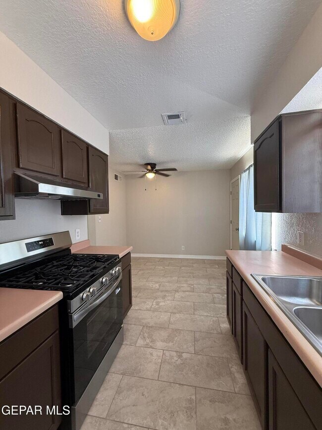 Building Photo - 955 Versailles Dr