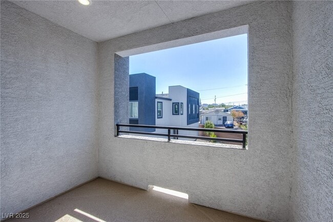 Building Photo - 139 Aqua Cmns