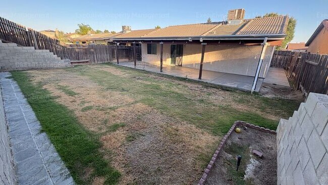 Building Photo - 4 bedroom 2 bathroom split wing home in North Bakersfield