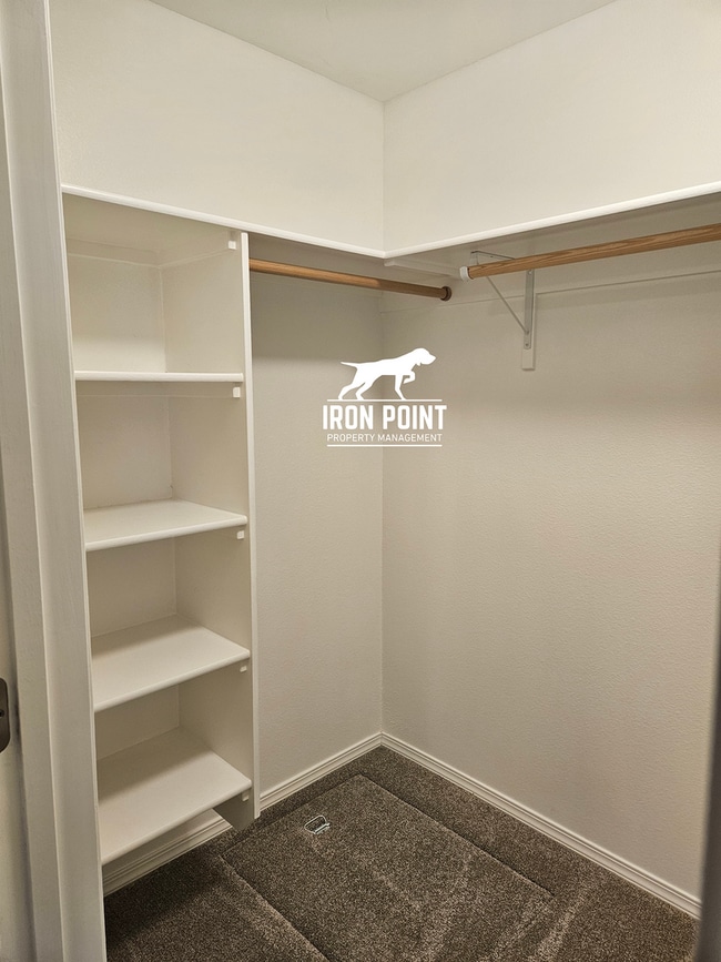 Building Photo - *$500 off your first months rent!* Move-in Ready Home w/new paint & flooring throughout, 2 car ga...