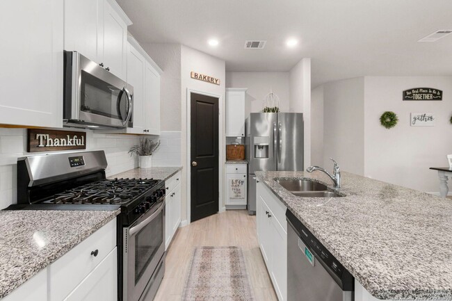 Building Photo - BEAUTIFUL 4-BEDROOM, SINGLE-STORY HOME IN ...