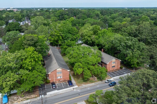 Building Photo - 206 S Elm St