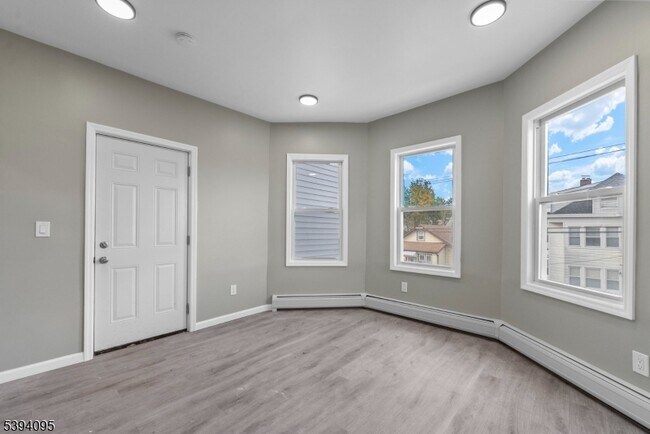 Building Photo - 1033 E 23rd St