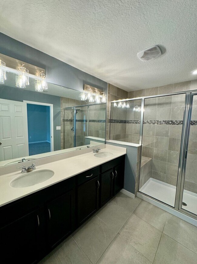 Building Photo - FOR RENT - Fantastic end unit townhouse in...