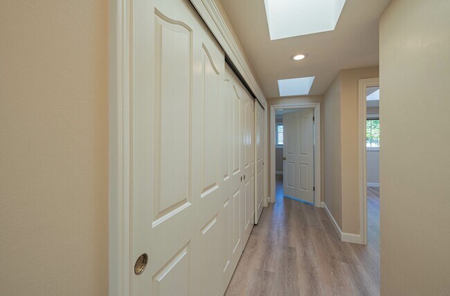 Building Photo - 509 Manor Dr