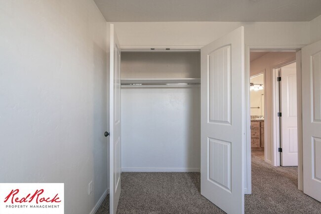 Building Photo - 3 Bedroom Townhome In Southgate Community