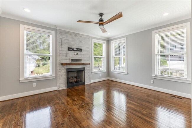 Building Photo - Stunning Home w Million Dollar Views! 4 Be...
