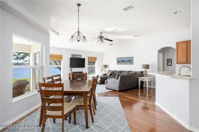 Building Photo - 935 Southlakes Way SW