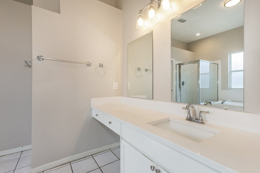 Building Photo - 2304 Golf Manor Blvd