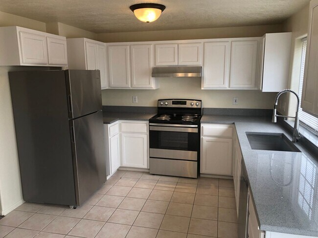 Building Photo - Updated Duplex - 3 Bedroom 1.5 Bath