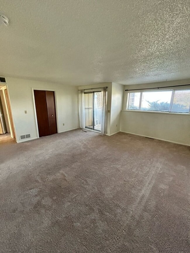 Building Photo - Move-In Today 2 Bedroom 1 Bathroom Apartment Close to Campus!