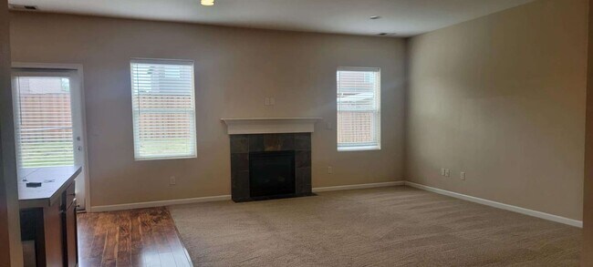 Building Photo - 4 bedroom with one large bonus room