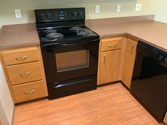 Building Photo - 3 Bedroom, 2.5 Bathroom Close to UO Campus