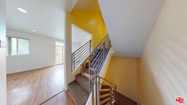 Building Photo - 11622 Oxnard St