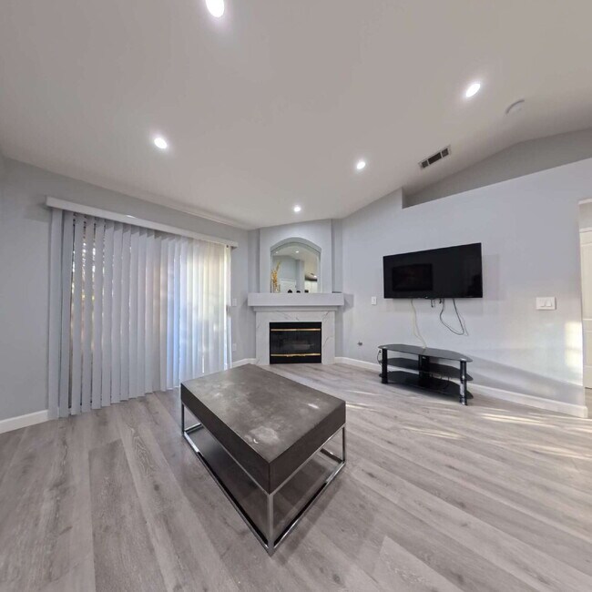 Building Photo - 1 BED 1 BATH CONDO 2nd FLOOR AT OPULENCE!