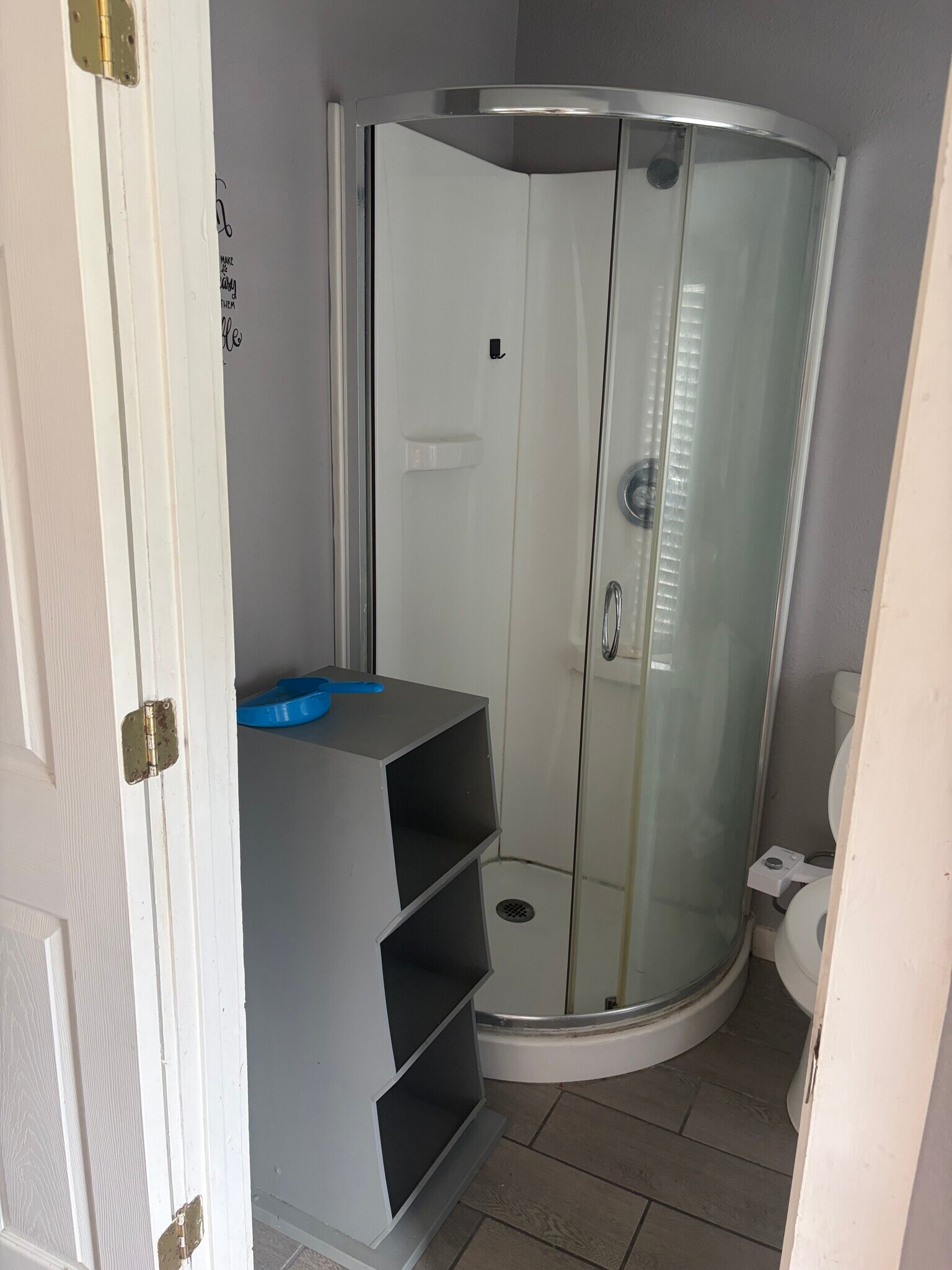 Shower - 582 N Volusia Ave