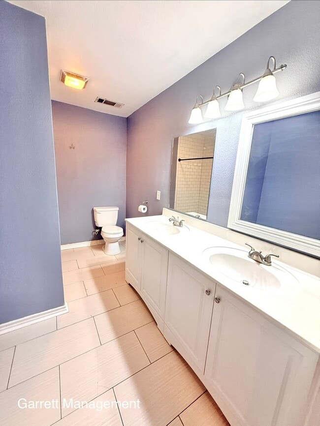 Building Photo - Spacious 5 Bedroom, 3 bath