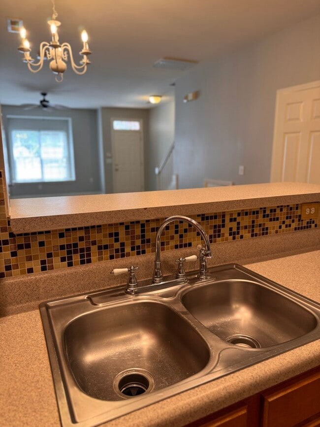Building Photo - 2BR 2.5BA Townhome with Screened Porch