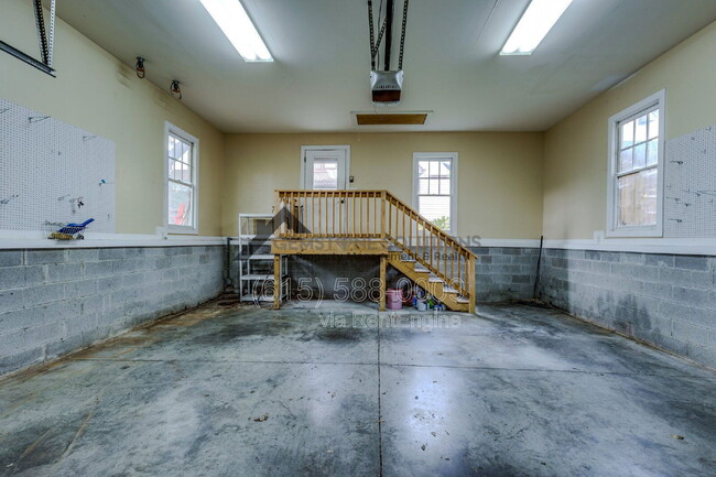 Building Photo - 210 38th Ave N