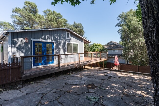Building Photo - 300 IOLI Ranch Cir