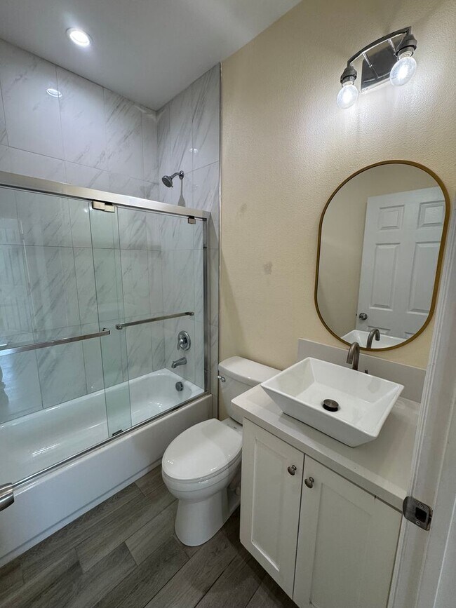 Building Photo - @ 4L Hayland