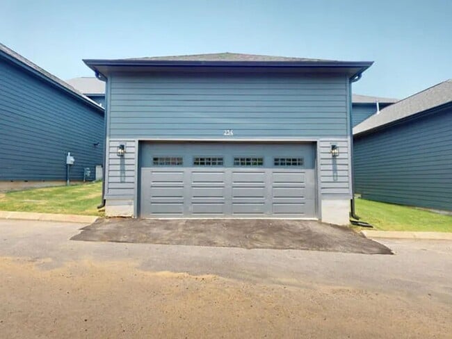 Building Photo - 234 McCowat St