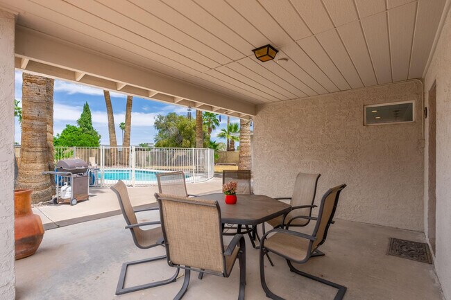 Building Photo - 2426 E Sahuaro Dr